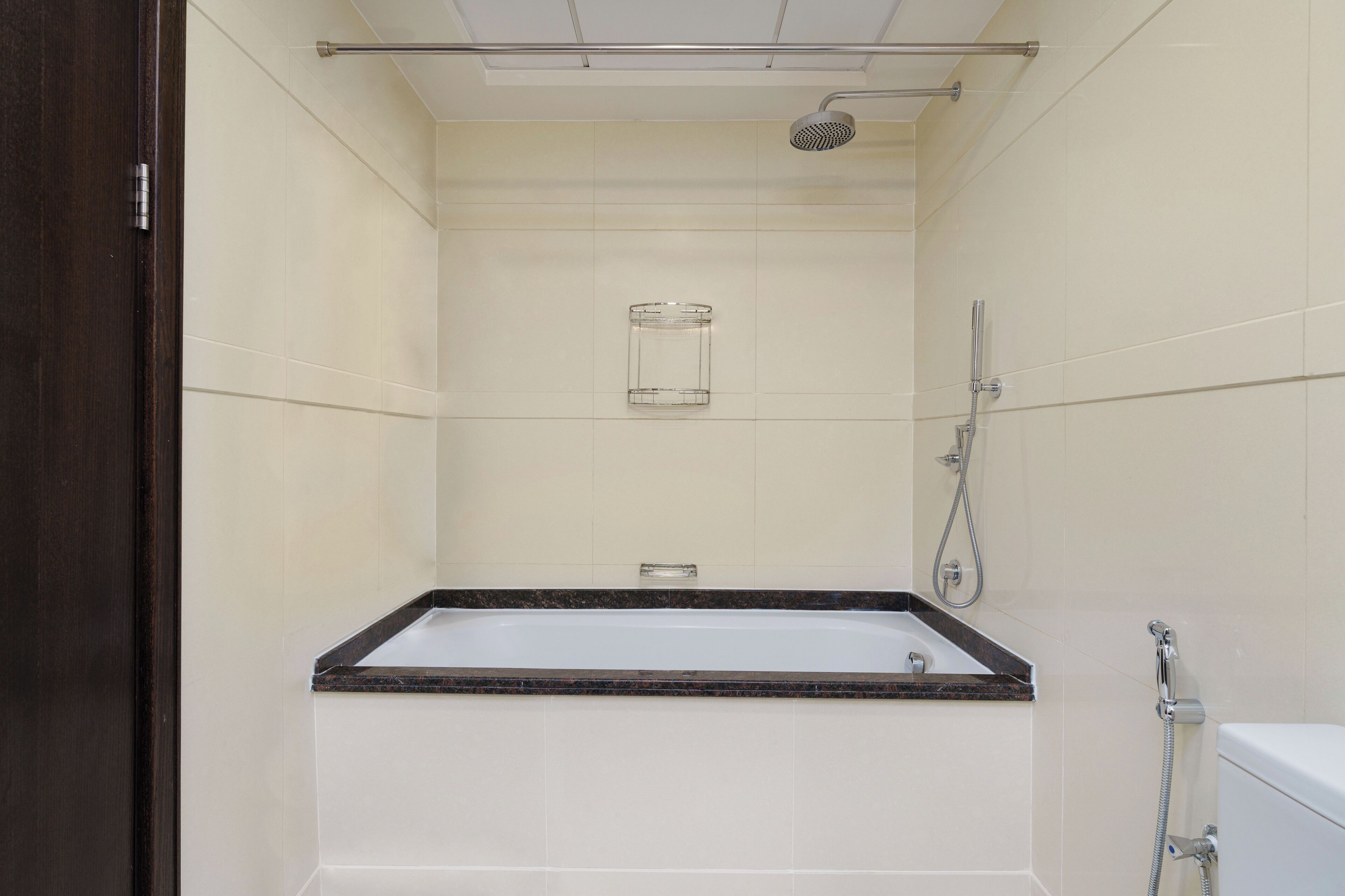 Une salle de bain avec une baignoire, une douche et des toilettes.