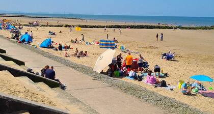 Stylish 1-bed dog-friendly flat with lovely views & 5 mins walk to town & beach!
