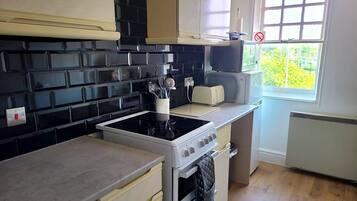 Réfrigérateur, micro-ondes, four, cafetiÚre/bouilloire