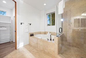 Tina de hidromasaje, amenidades de baño ecológicas, secadora de cabello 