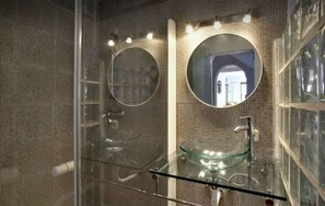 Secadora de cabello, bidet, toallas, jabón 