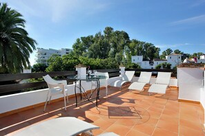 Outdoor dining - Villa 'by the Beach 5 Bedrooms' With Sea View, Wi-fi and Air Conditioning (Marbella)