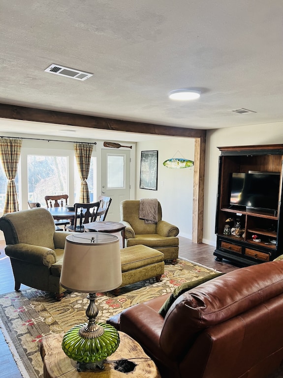 Cozy Riverfront Cabin With Great Outdoor Space Including A Hot Tub! - Arkansas