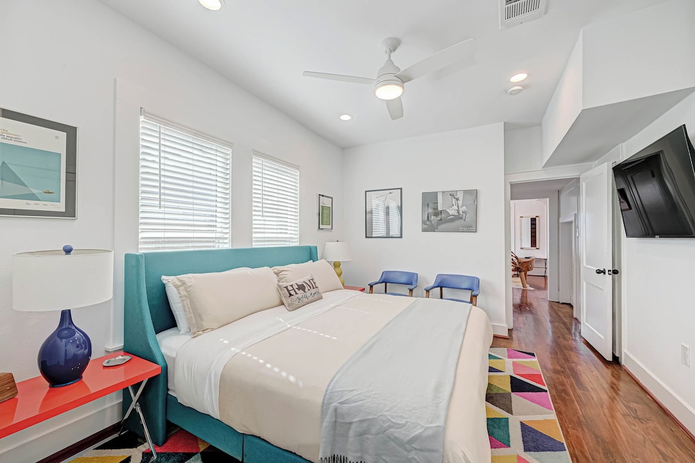 H-Town Texas Long Horns House in Walkable Montrose a Vintage