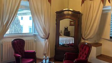 Deluxe-Doppel- oder -Zweibettzimmer | BĂŒgeleisen/BĂŒgelbrett, kostenloses WLAN