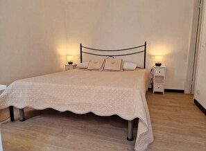 2 Schlafzimmer, Schreibtisch, Bügeleisen/Bügelbrett, WLAN