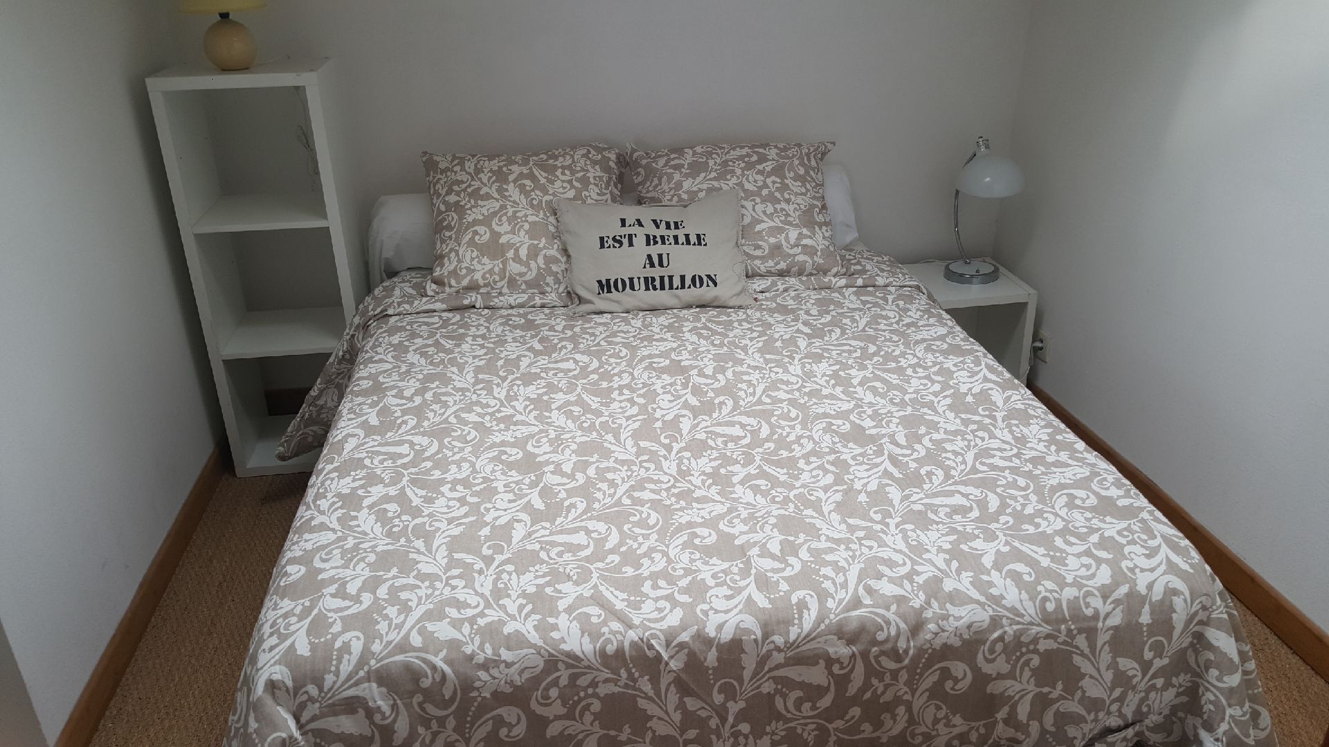 1 slaapkamer, een bureau, wifi, beddengoed