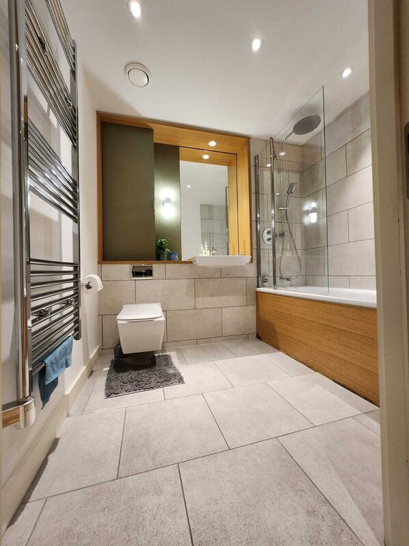 Departamento | Baño | Regadera y toallas 