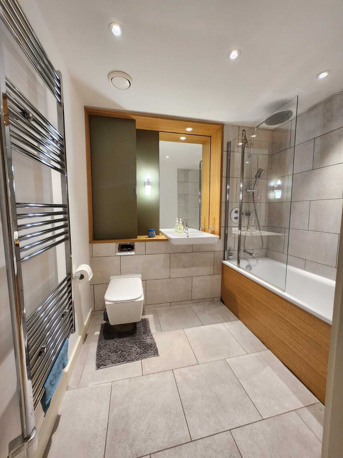 Ein modernes Badezimmer mit Toilette, Waschbecken und Dusche.