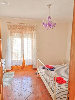 2 habitaciones, tabla de planchar con plancha y ropa de cama