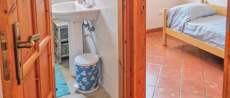 2 bedrooms, iron/ironing board, bed sheets