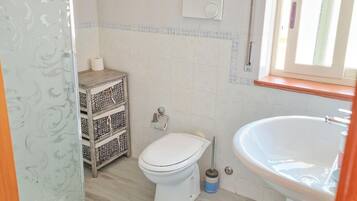 Dusche, Haartrockner, Bidet, Handtücher