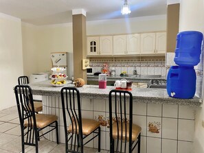 Réfrigérateur, micro-ondes, four, blender