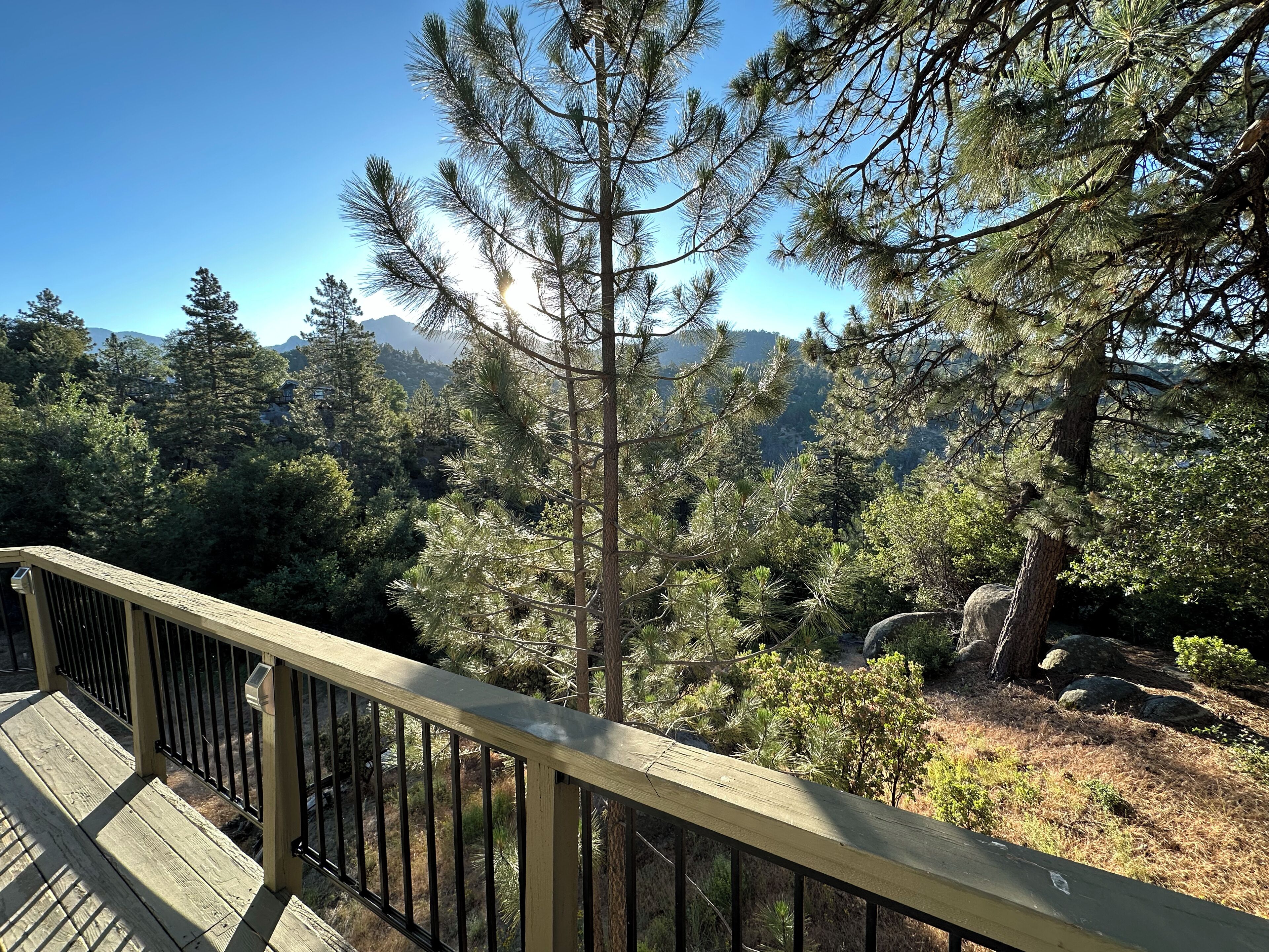 Idyllwild Mountain Retreat, Quiet and private home with mountain and valley view