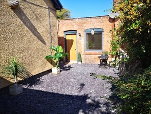 Terrace/patio - A Victorian laundry now a little (25'x8') dog-friendly let 5mins to town & beach (Prestatyn)