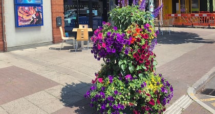 A Victorian laundry now a little (25'x8') dog-friendly let 5mins to town & beach