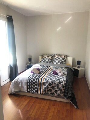 3 chambres, fer et planche à repasser, Wi-Fi, draps fournis