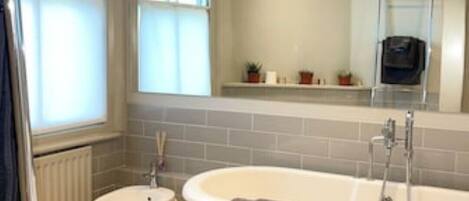 Sèche-cheveux, bidet, serviettes fournies, savon