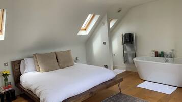 Hårføner, bidé, håndklær og såpe