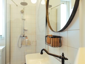 Haartrockner, Handtücher, Seife, Toilettenpapier