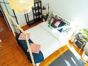 1 soverom, skrivebord, strykejern/-brett og reiseseng for barn