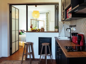 Kjøleskap, kokeplater, vannkoker og brødrister