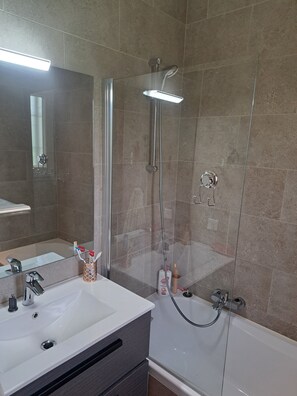 Shower, hair dryer, towels, soap - Mas Quiétude à Proximité de la Côte et des Sentiers de Randonnées (Saint-Jeannet)