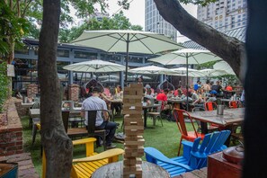 Outdoor dining - Cozy sky house condo in the heart of the city (Atlanta)