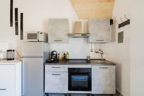 Fridge, microwave, stovetop, cookware/dishes/utensils