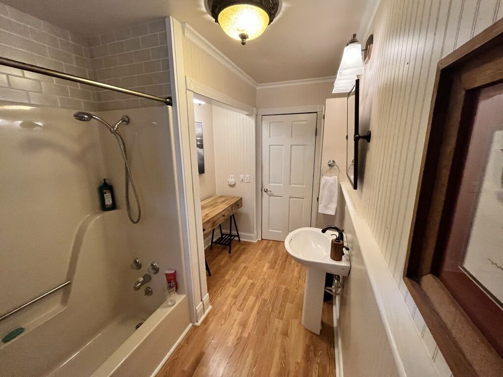 Bañera de hidromasaje, secador de pelo, toallas, jabón
