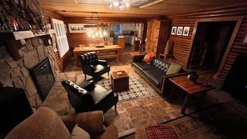 TV connectée, cheminée, livres