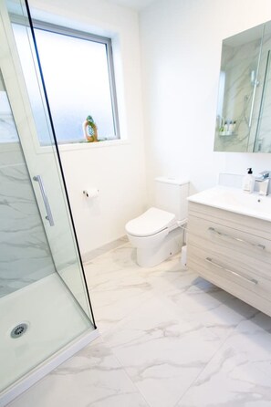 Een haardroger, handdoeken