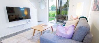 2 Bedrooms Overlooking Park - Exquisite Views