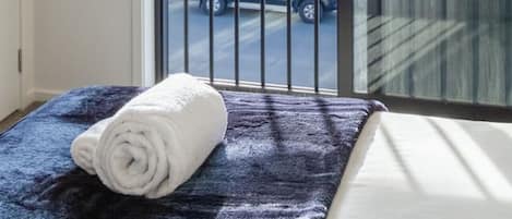 2 habitaciones, escritorio, tabla de planchar con plancha y wifi gratis
