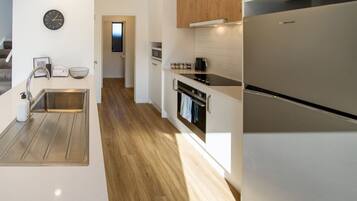 Jääkaappi, mikroaaltouuni, uuni, liesi