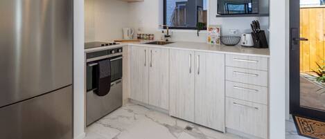 Kühlschrank, Mikrowelle, Ofen, Herdplatte