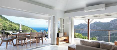 Smart TV, libri, impianto stereo, stampante