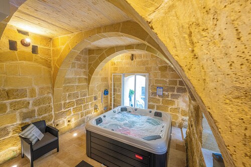5-bedroom farmhouse with outdoor pool and indoor jacuzzi