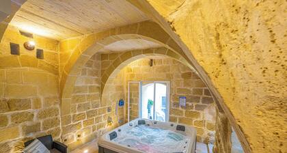 5-bedroom farmhouse with outdoor pool and indoor jacuzzi