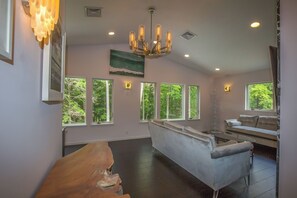 Smart TV, fireplace, video games, ping pong - Peaceful Retreat Compound 10 Minutes to Great Barrington! (Great Barrington)