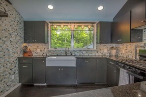 Fridge, microwave, oven, stovetop - Peaceful Retreat Compound 10 Minutes to Great Barrington! (Great Barrington)