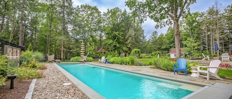 Utendørsbasseng og et oppvarmet basseng