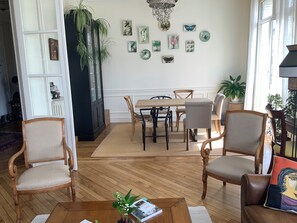 Dining - Spacious flat in the heart of Paris, ideal for a family visit the capital. (Paris)