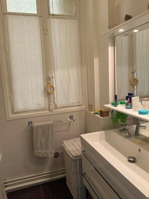 Douche, sèche-cheveux, serviettes fournies, savon