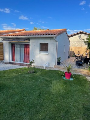 Outdoor dining - Gite au Calme 30 km de Saint-emilion,50 km de Bordeaux (Clérac)