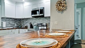 Een koelkast, een magnetron, een oven, een kookplaat