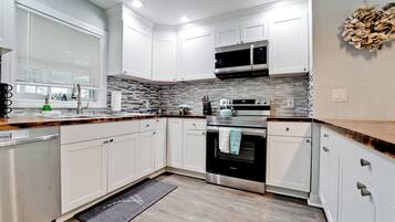 冷蔵庫、電子レンジ、オーブン、コンロ