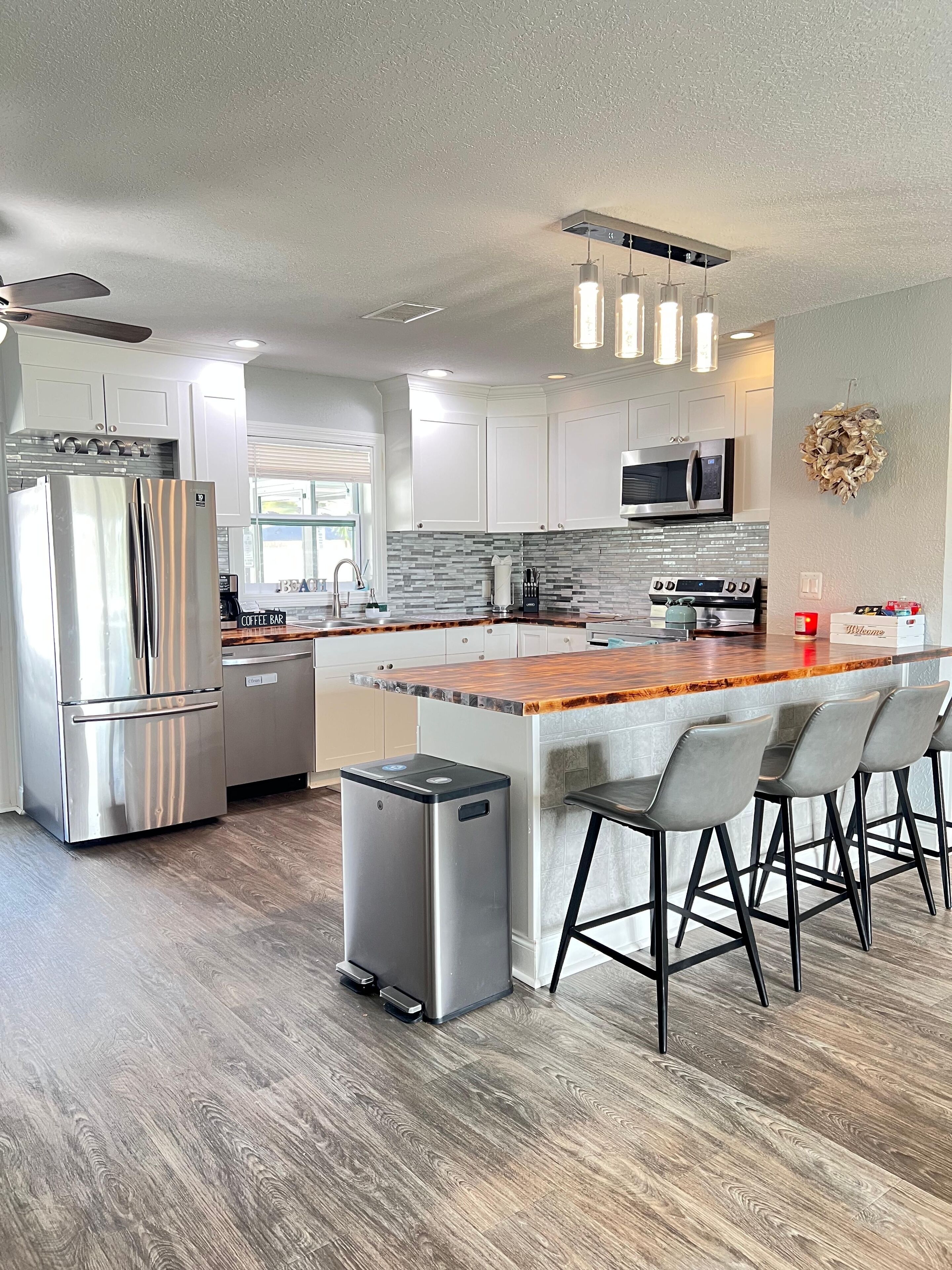 Refrigerador, microondas, horno y parrilla de estufa 