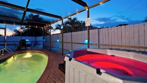 Una piscina al aire libre, una piscina climatizada