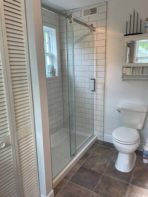 Dusche, Haartrockner, Handtücher, Toilettenpapier